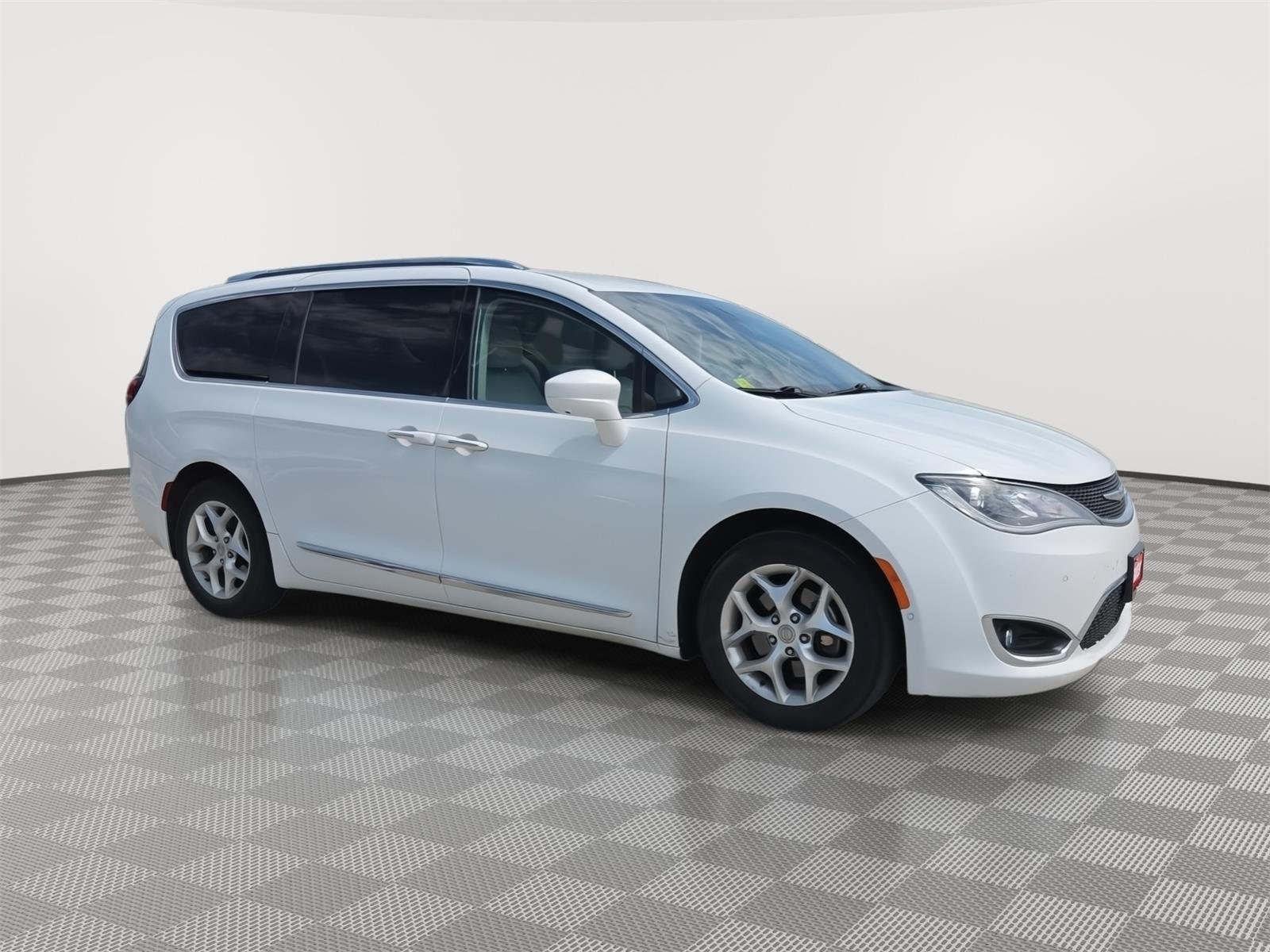 Used 2018 Bright White Clearcoat Chrysler Touring L image 3