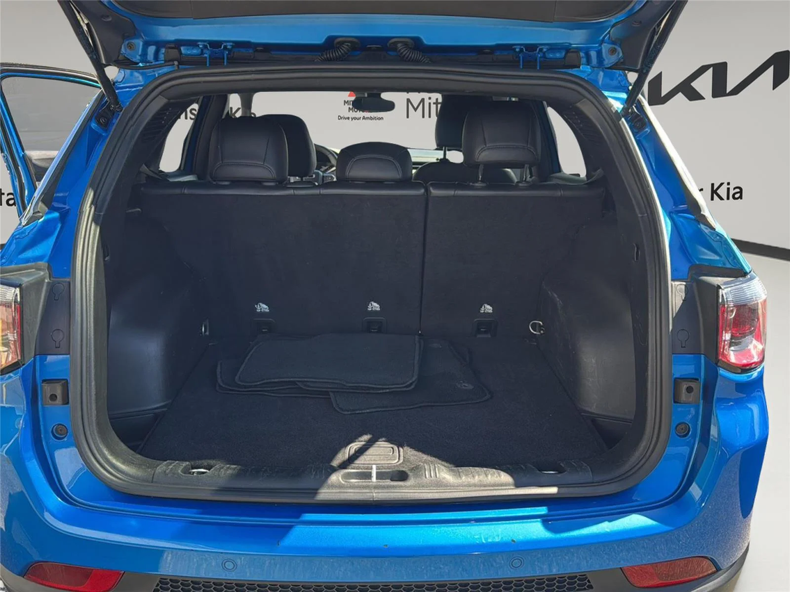 Used 2025 Hydro Blue Pearlcoat Jeep Limited image 15