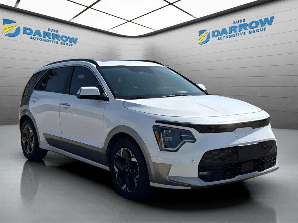 Used 2023 White Kia Wave image 7