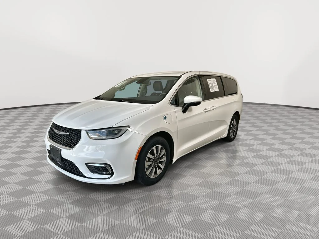 Used 2023 White Chrysler Touring L image 4