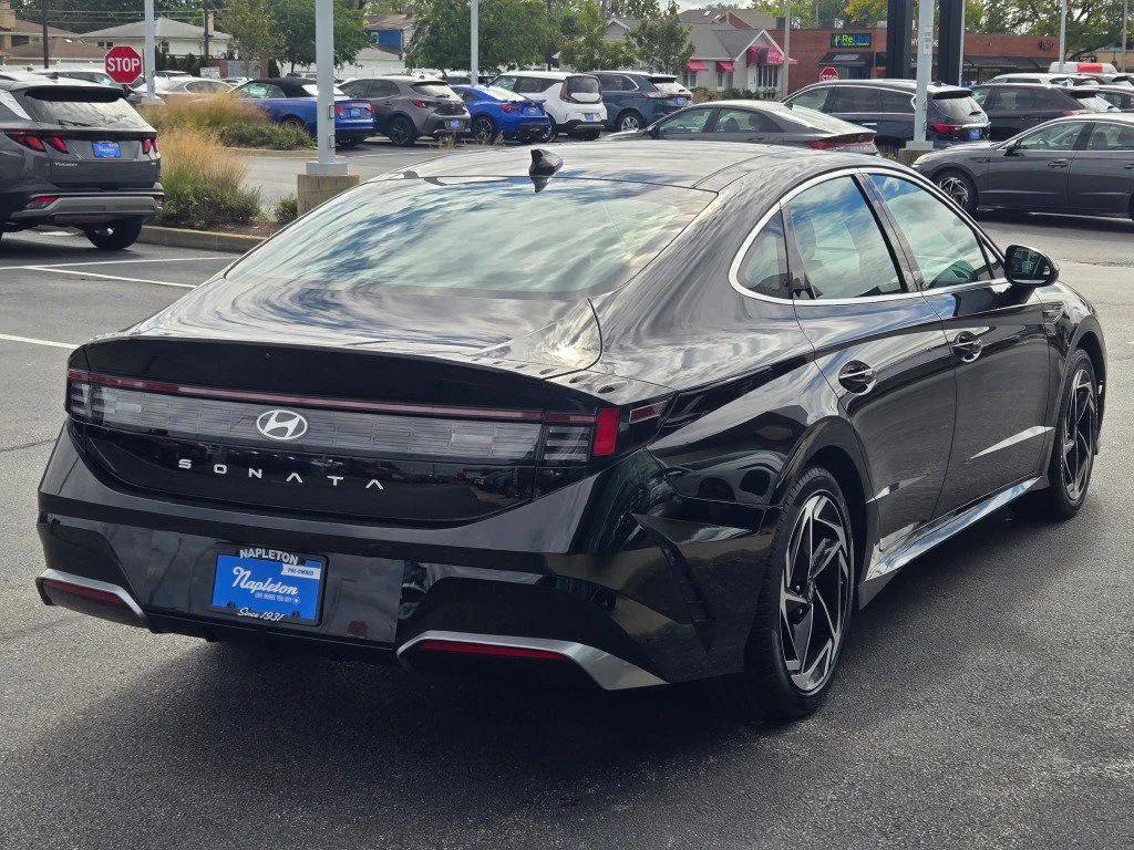 Used 2024 Black Hyundai SEL image 10