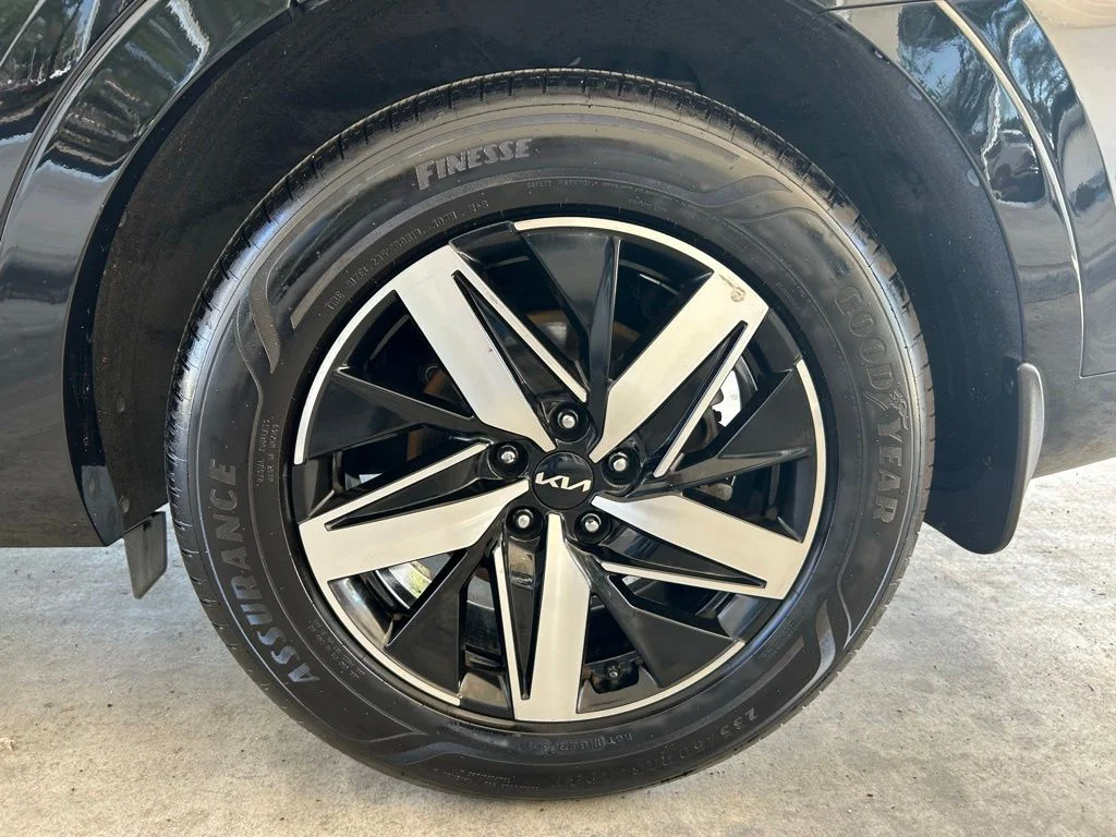 Used 2022 Black Kia EX image 17