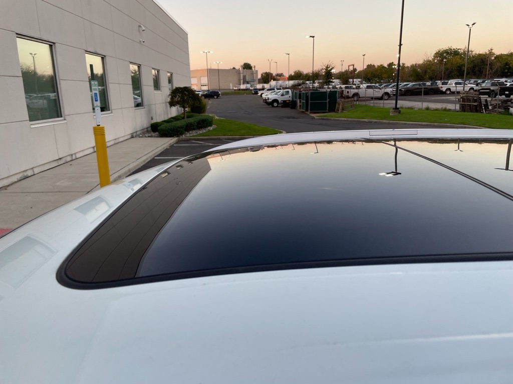 New 2024 Majestic White INFINITI LUXE AWD image 5