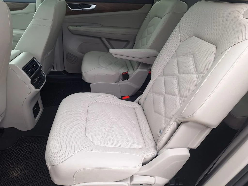 New 2026 Black Volkswagen 2.0T SE w/Technology image 23