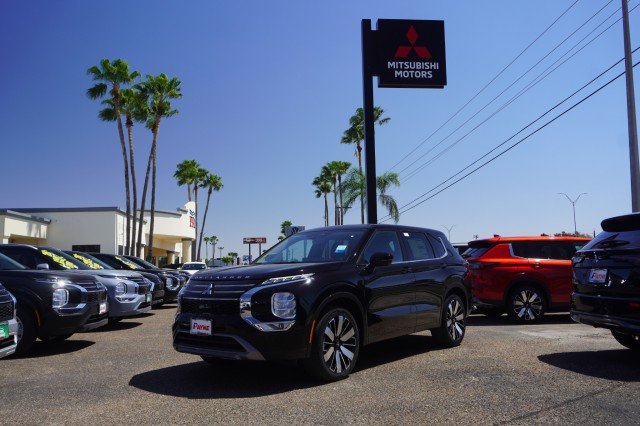 2026 Mitsubishi Outlander SE FWD's photo