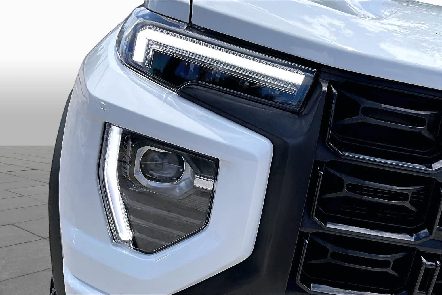 Used 2025 Summit White GMC 2WD Elevation image 28
