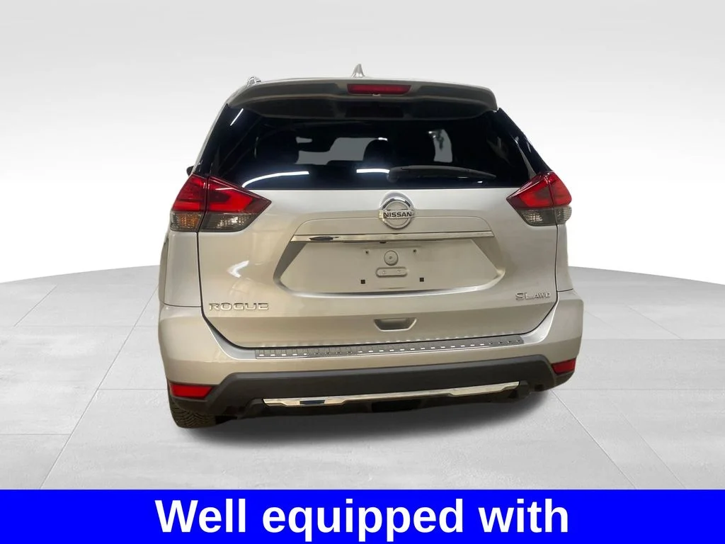 Used 2017 Silver Nissan SL image 3