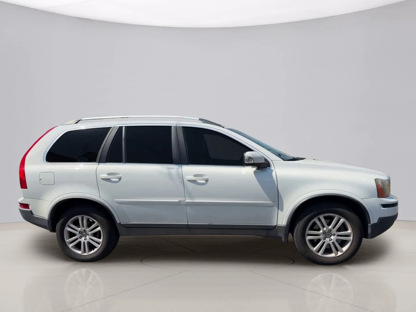 Used 2011 White Volvo 3.2 image 6