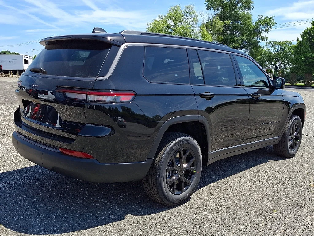 New 2026 Diamond Black Crystal Pearl-Coat Exterior Paint Jeep Altitude image 8