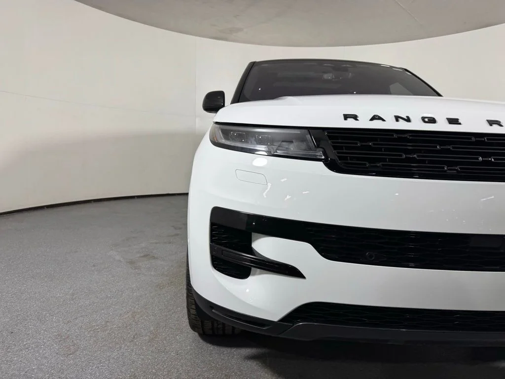 Used 2023 Fuji White Land Rover SE image 4