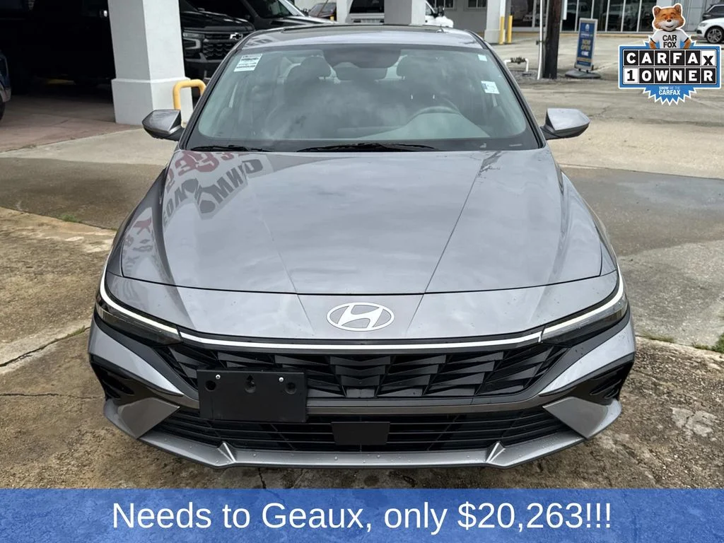 Used 2025 Silver Hyundai SEL Convenience image 3