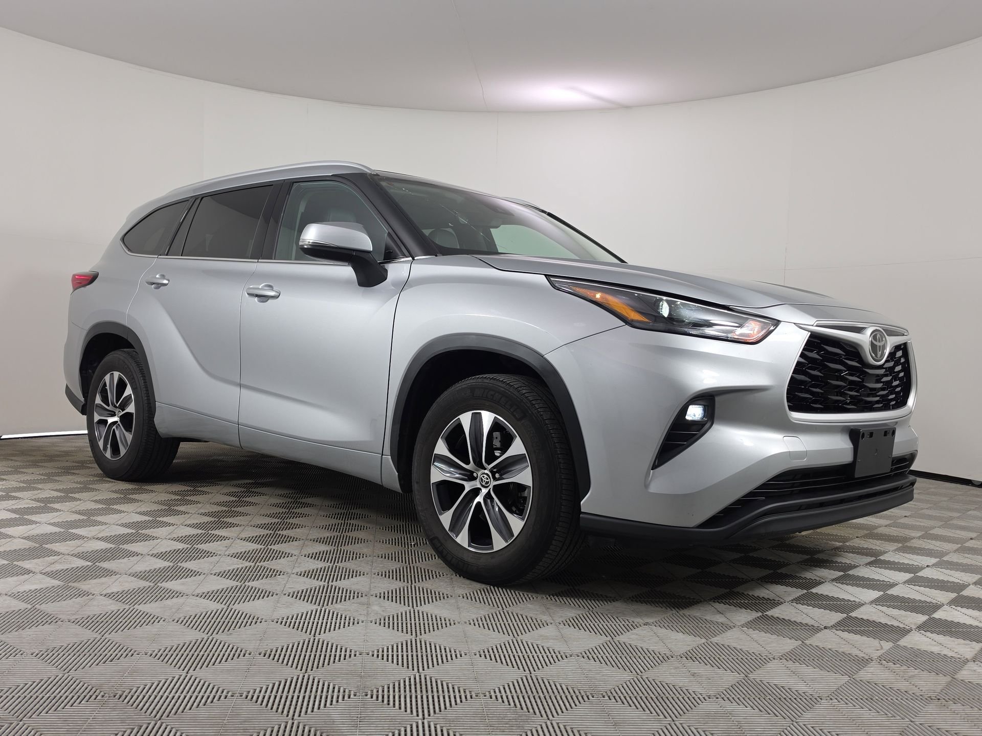 Used 2022 Silver Toyota XLE image 1