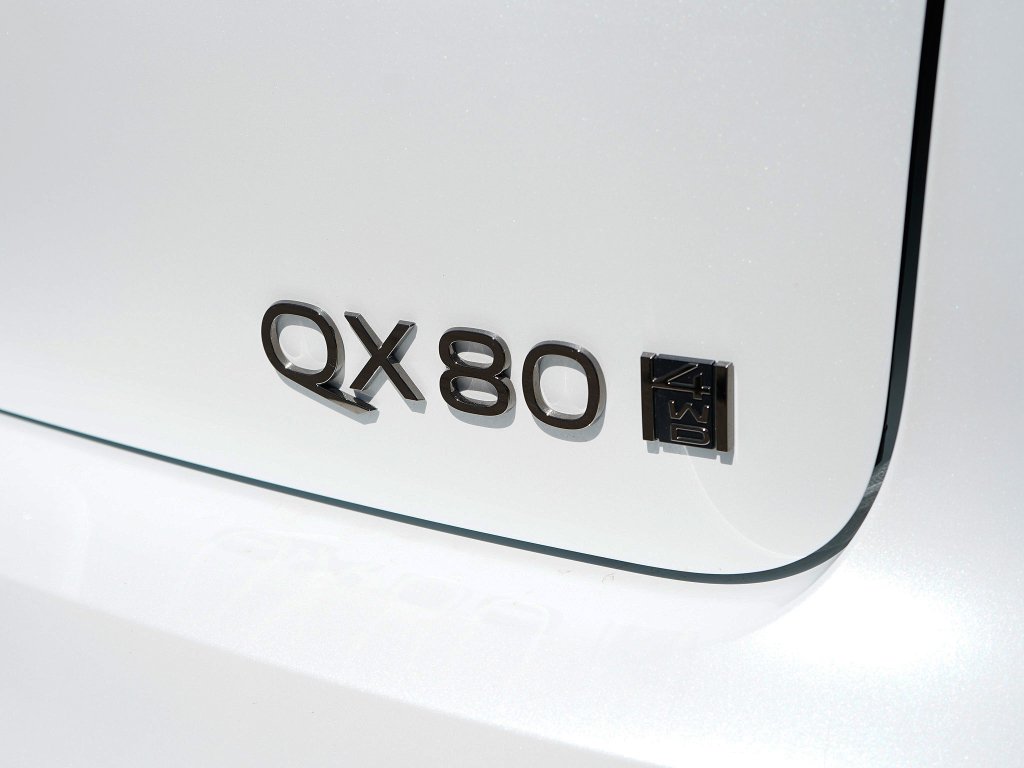 Used 2026 Radiant White/Black Obsidian INFINITI AUTOGRAPH image 9