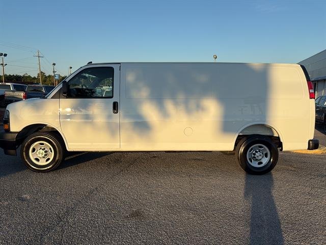 New 2025 Summit White Chevrolet WT image 4