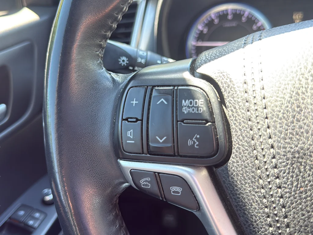 Used 2016 Gray Toyota XLE V6 image 16