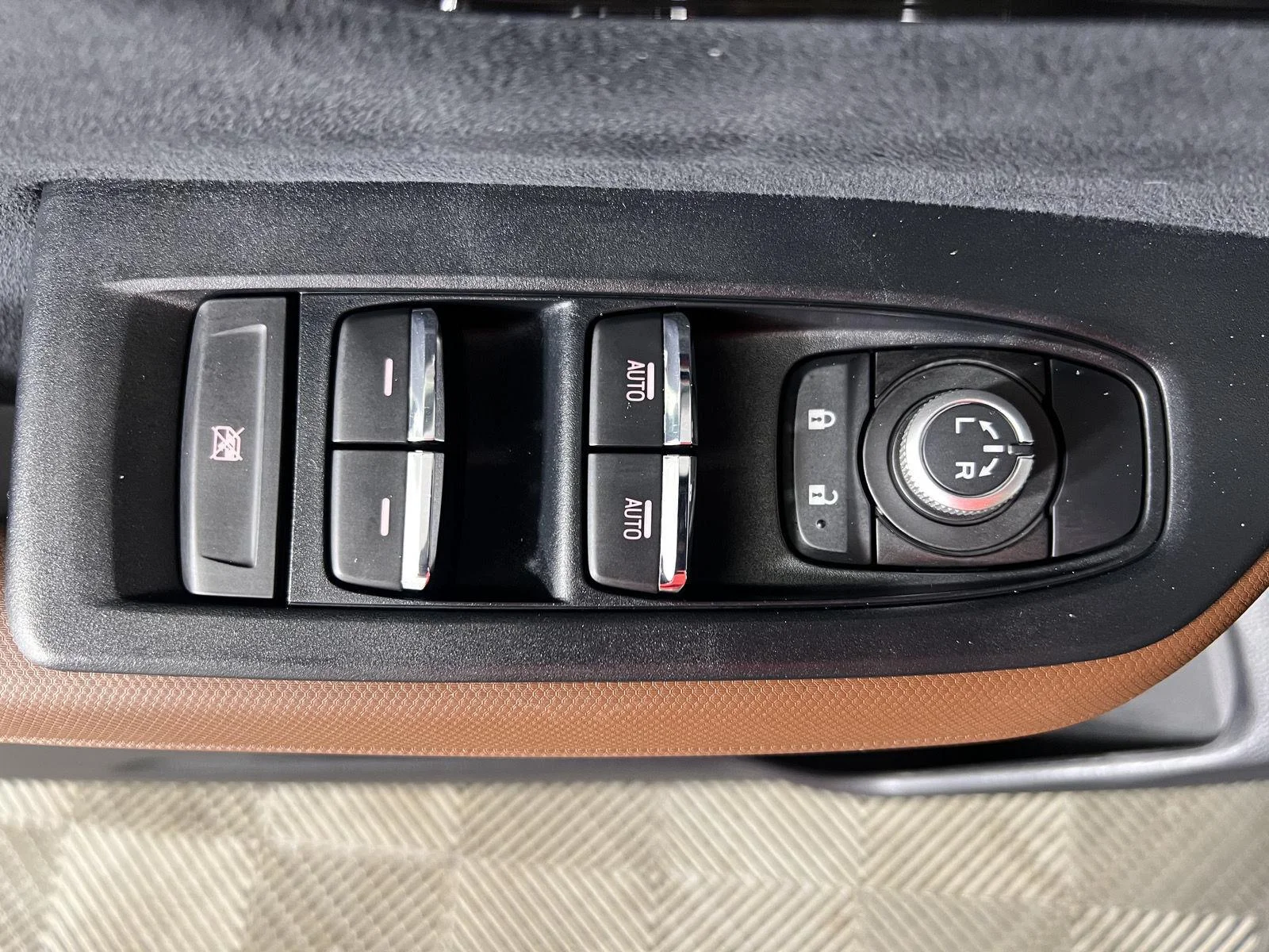 Used 2025 River Rock Pearl Subaru Touring image 8
