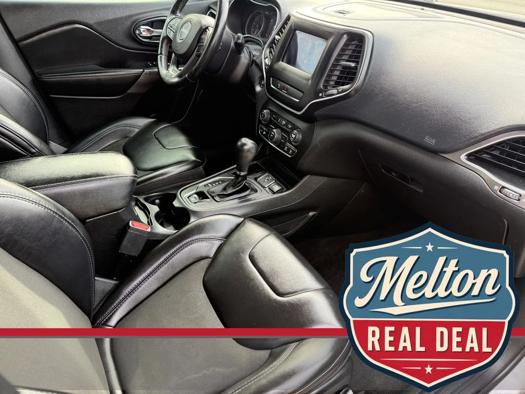 Used 2019 Silver Jeep Latitude Plus image 3