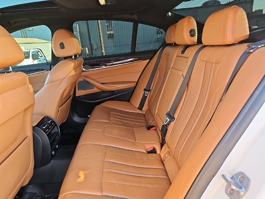 Used 2018 White BMW 540i xDrive image 17