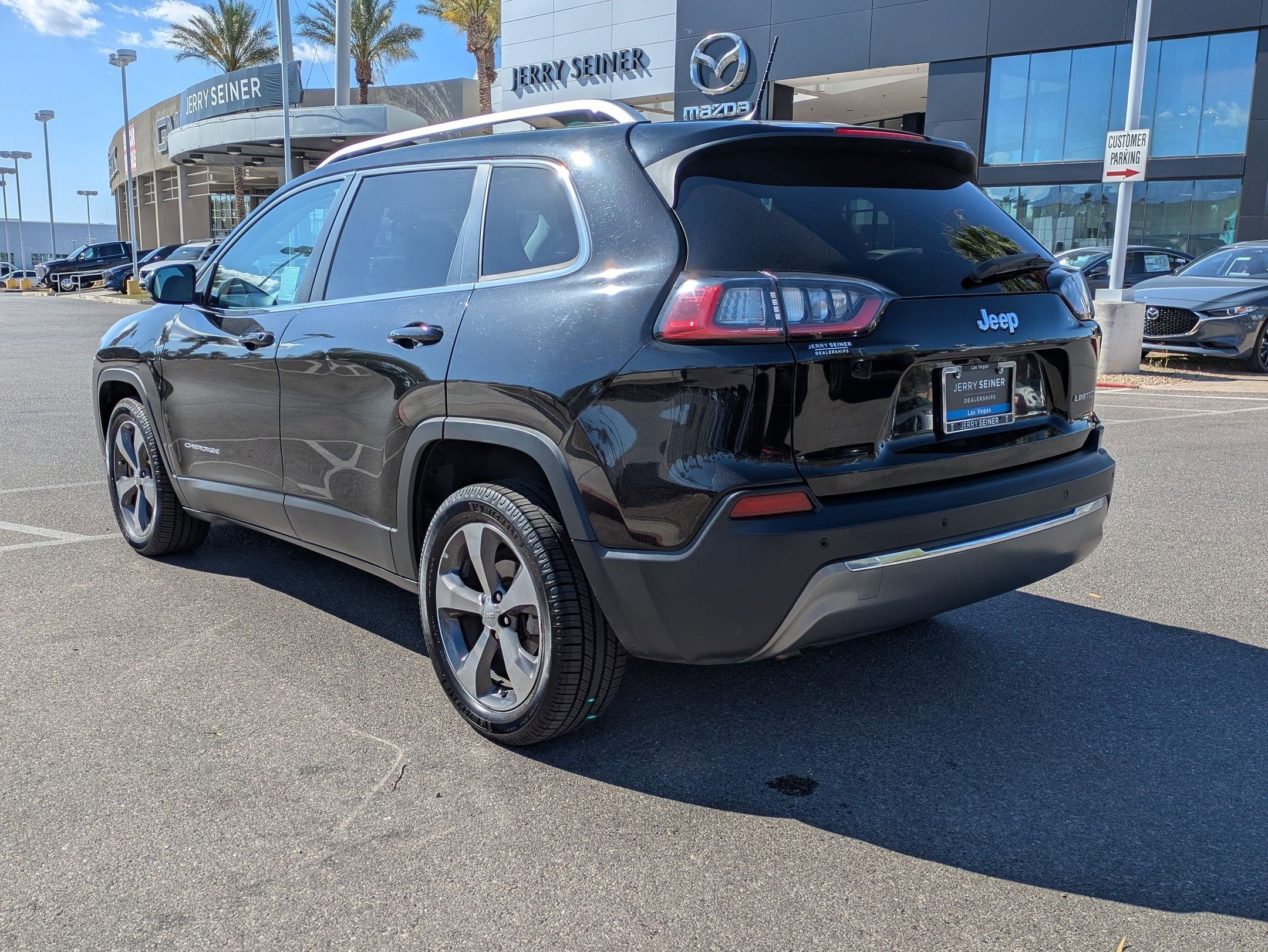 Used 2019 Diamond Black Crystal Pearlcoat Jeep Limited image 3