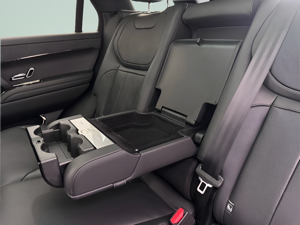 Used 2023  Land Rover SE Dynamic image 27