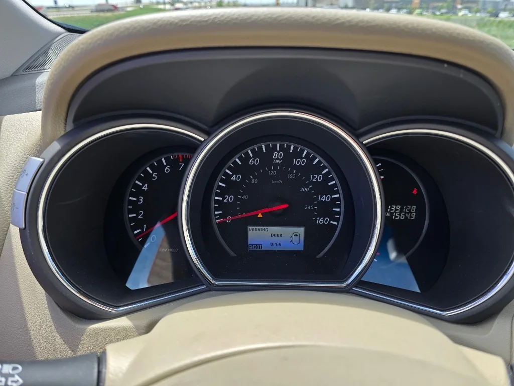 Used 2014 Tinted Bronze Metallic Nissan LE image 19