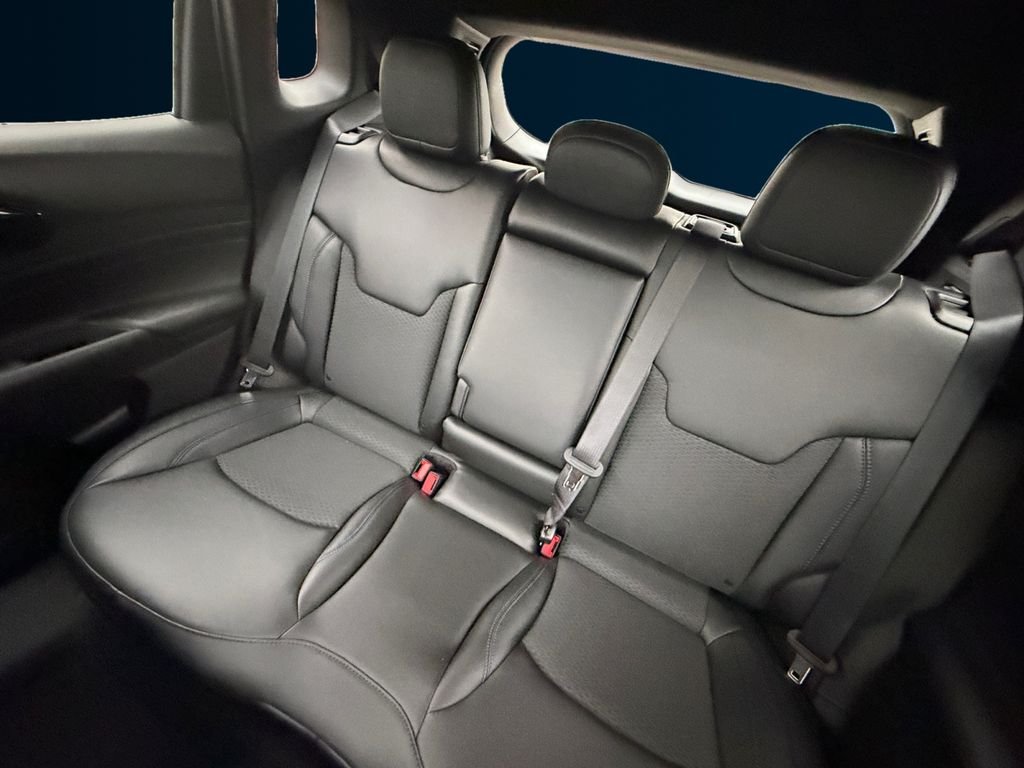 New 2026 Bright White Clear-Coat Exterior Paint Jeep Latitude image 16