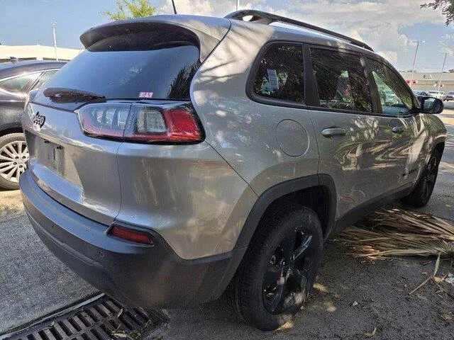 Used 2021 Granite Crystal Metallic Clearcoat Jeep Altitude image 4