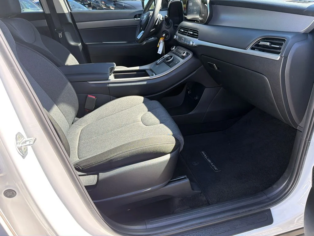 Used 2022 White Hyundai SE image 13