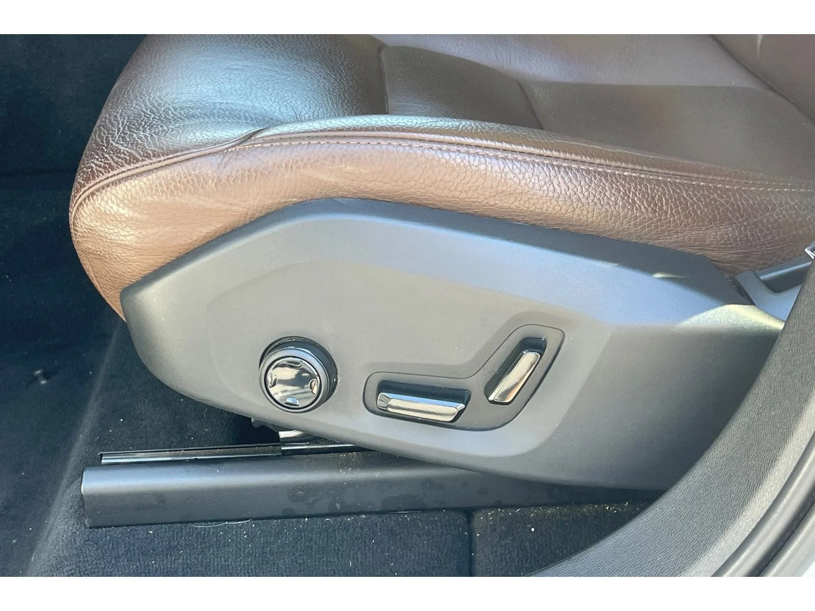 Used 2018 Ice White Volvo Momentum image 14