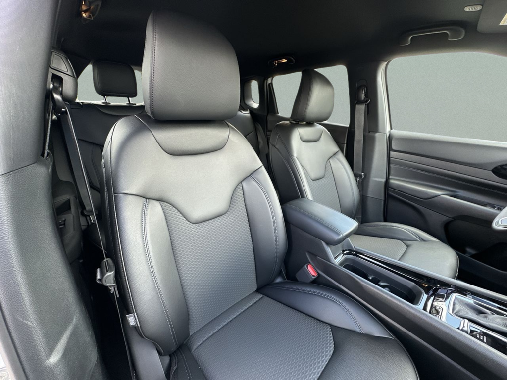 New 2026 Bright White Clear-Coat Exterior Paint Jeep Latitude image 30