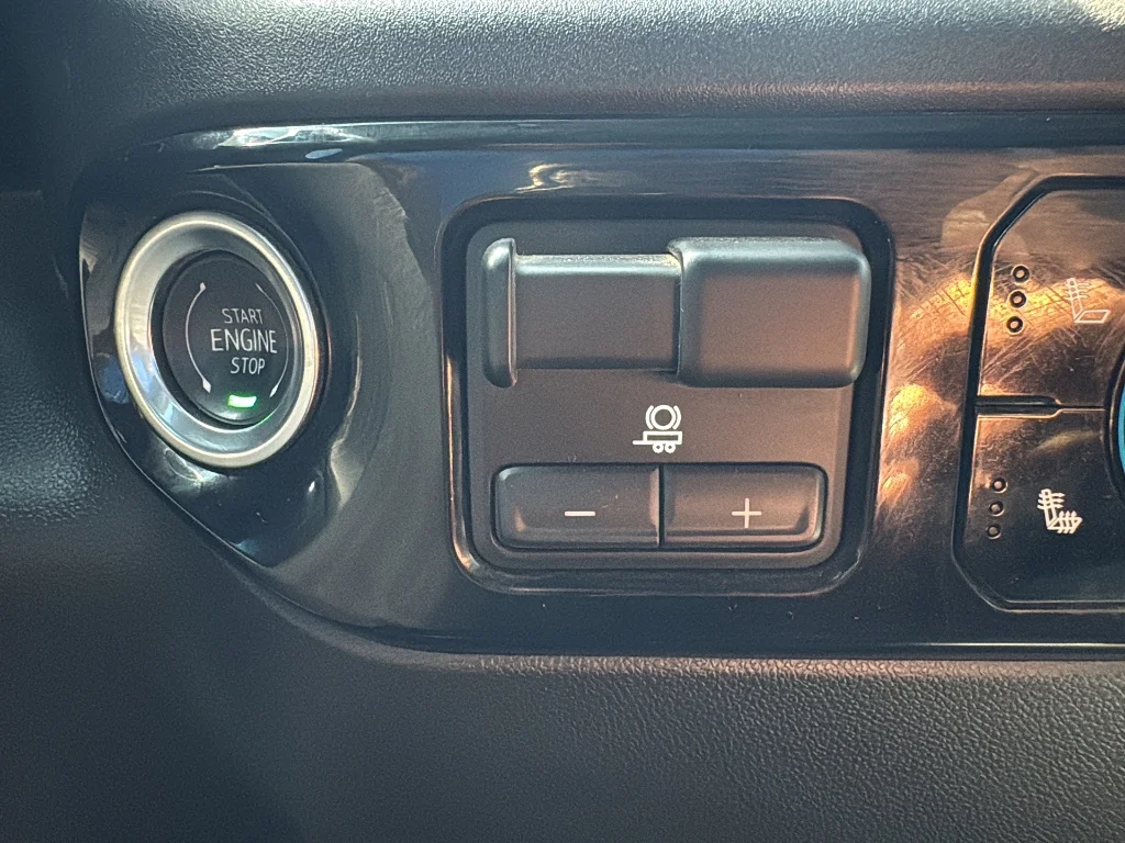 Used 2025 Summit White Chevrolet  image 26