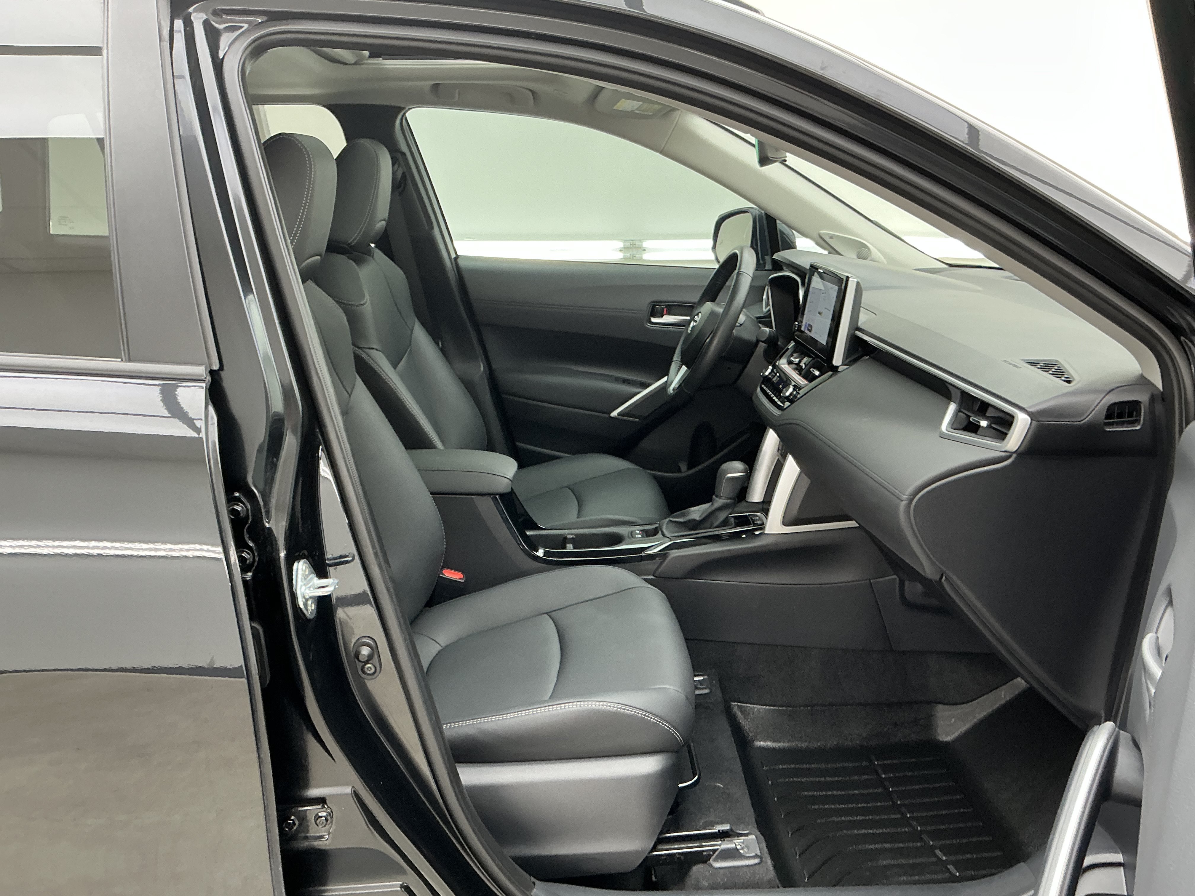 2025 Toyota Corolla Cross XLE - Photo 26