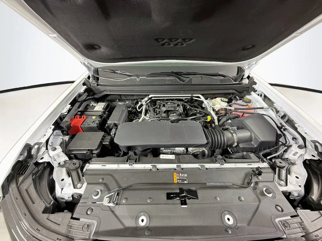 New 2026 Summit White Chevrolet Z71 image 25