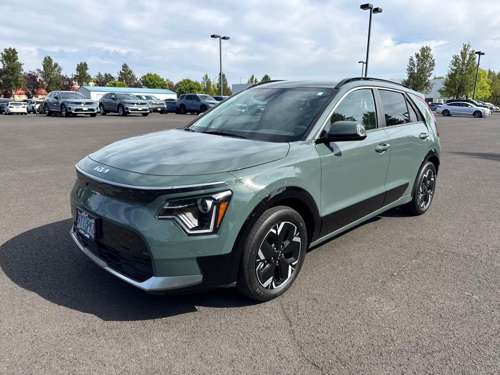 Used 2023 Cityscape Green Kia Wind image 3