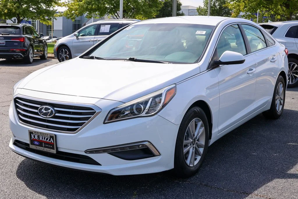 Used 2015 White Hyundai SE image 21