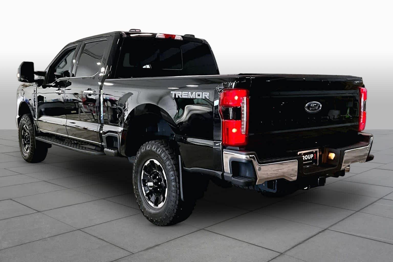 Used 2025 Agate Black Metallic Ford LARIAT image 12