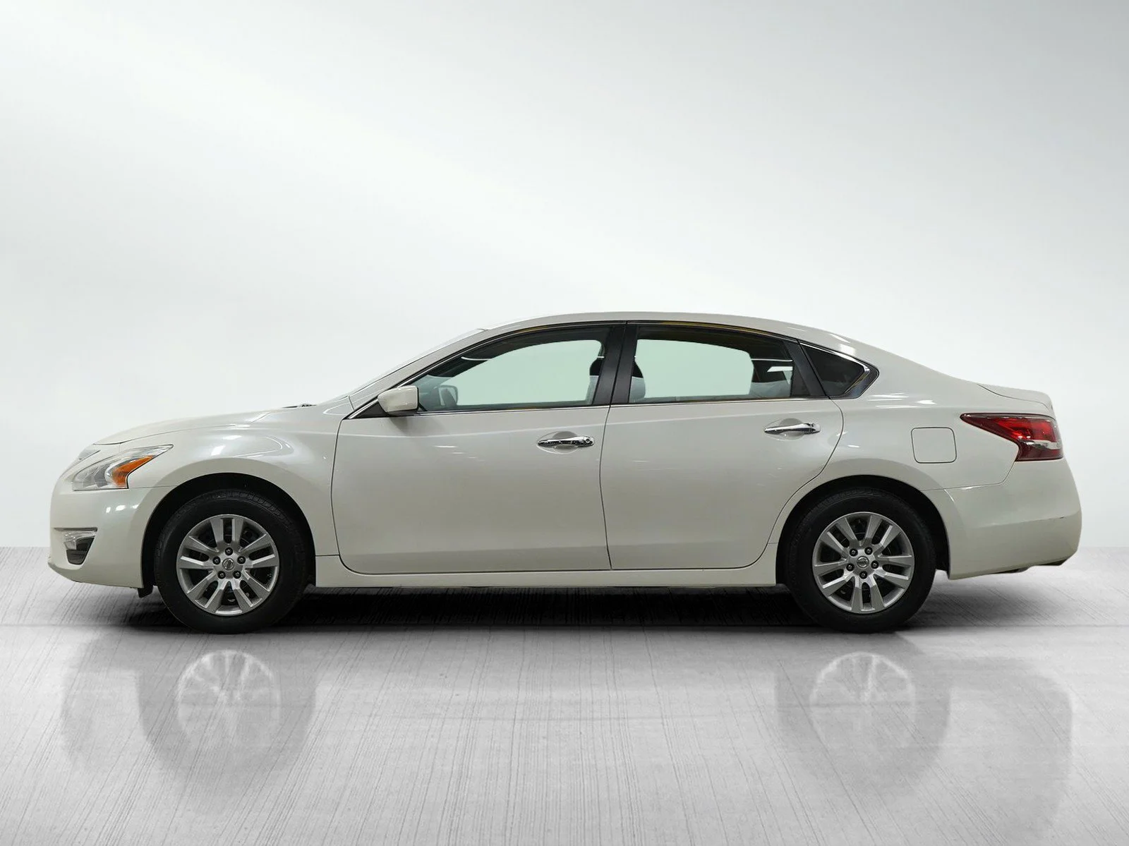 Used 2013 Nissan Altima Sedan S with VIN 1N4AL3APXDN529950 for sale in Burnsville, Minnesota