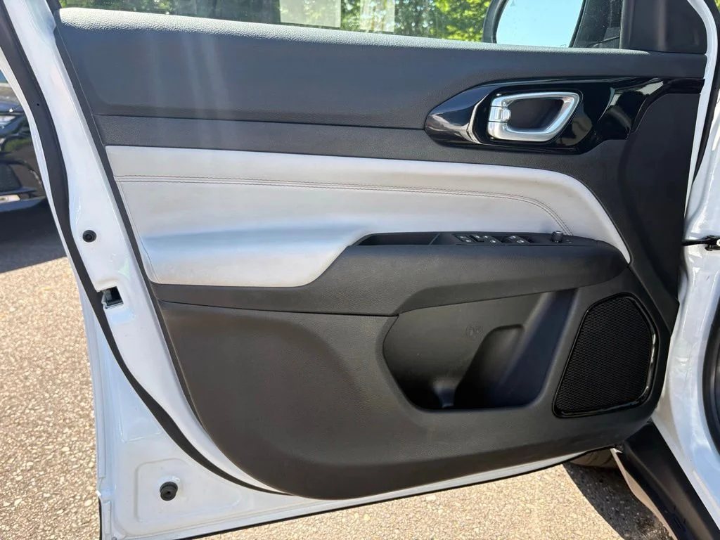 Used 2025 White Jeep Limited image 11