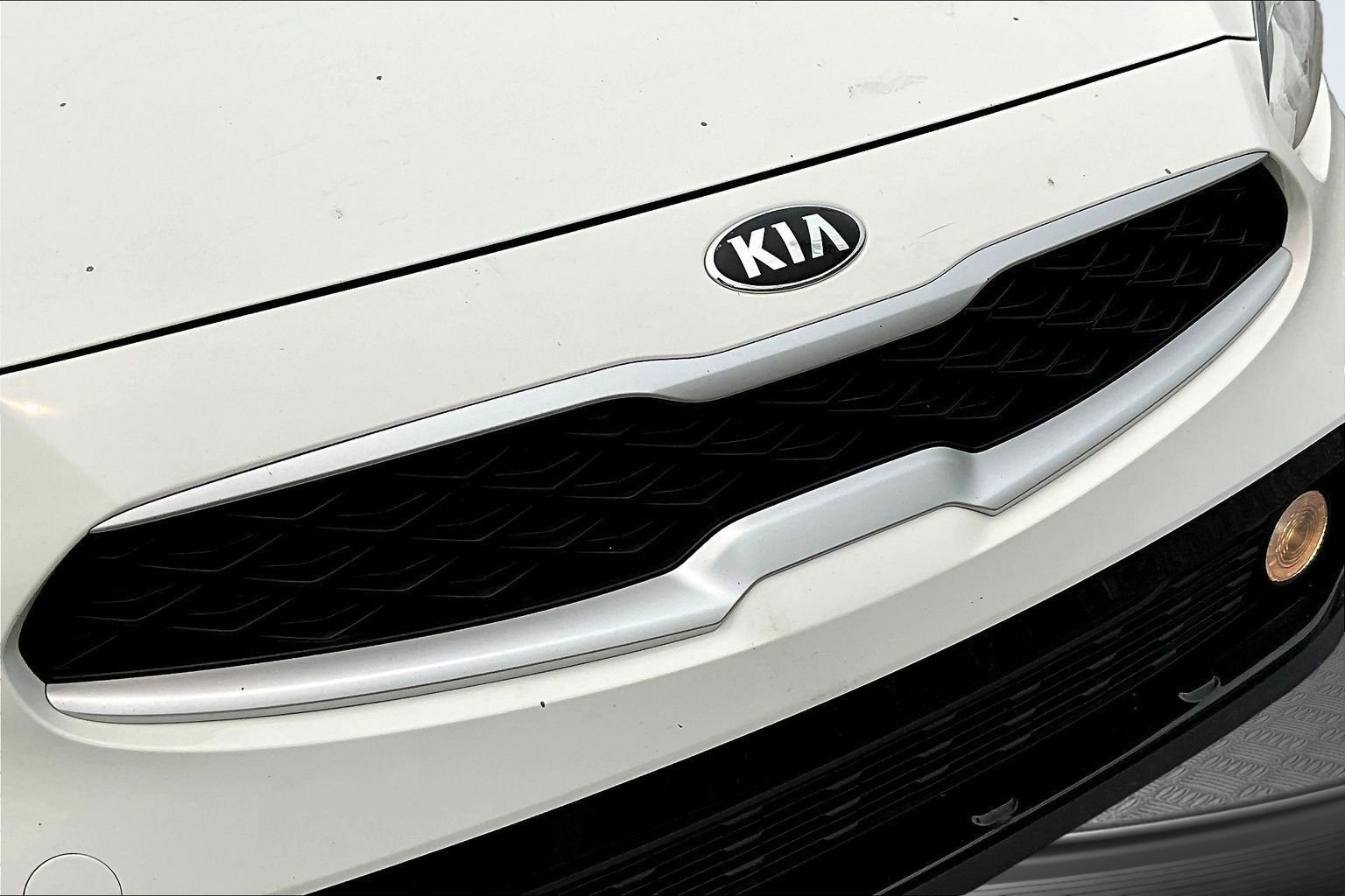 Used 2021 White Kia LXS image 27
