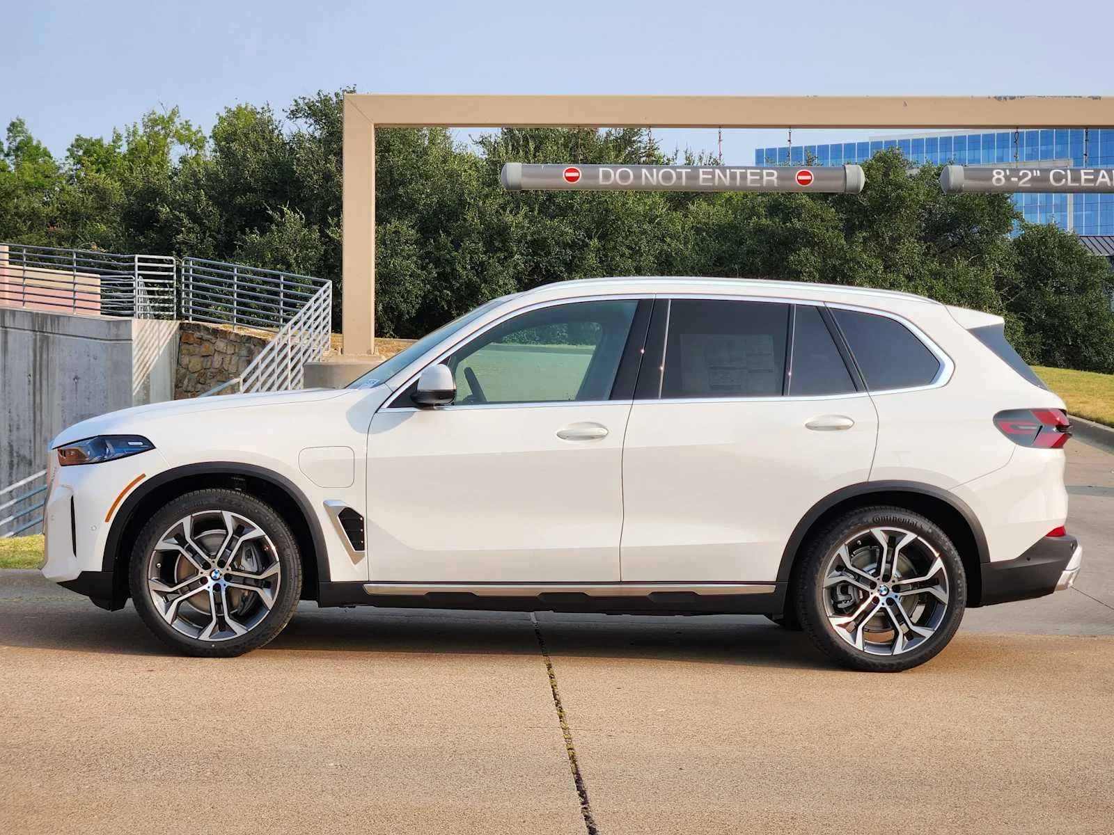 New 2026 Alpine White BMW xDrive50e image 2