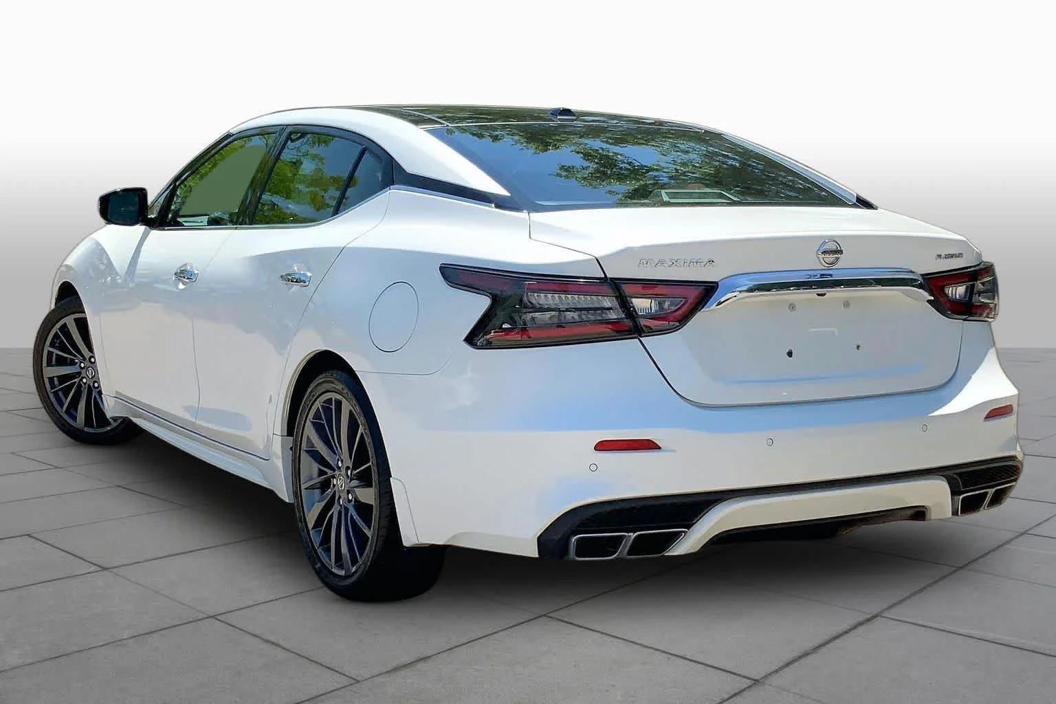 Used 2019 Pearl White Tricoat Nissan Platinum image 12