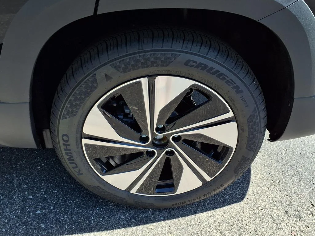 New 2026 Deep Black Pearl Volkswagen 1.5T SE image 7