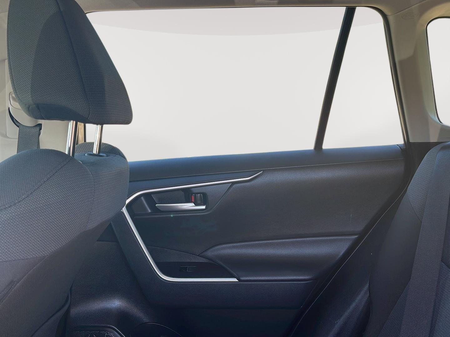 2025 Toyota RAV4 XLE - Photo 10