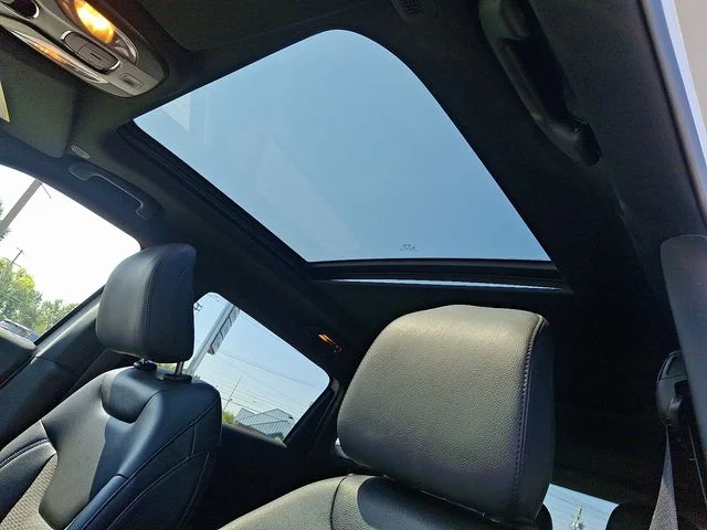 New 2025 White Jeep Latitude image 14