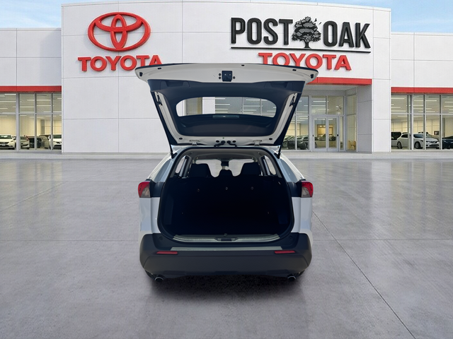 2025 Toyota RAV4 LE - Photo 18