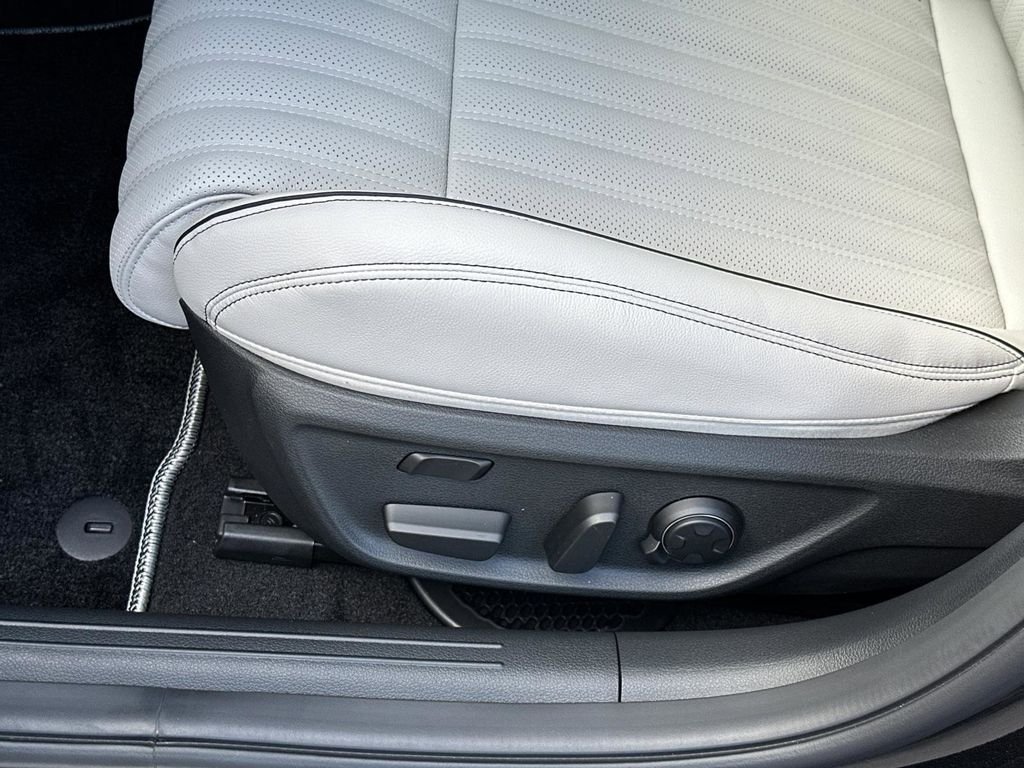 New 2026 Black Genesis 3.3T SPORT PRESTIGE image 10