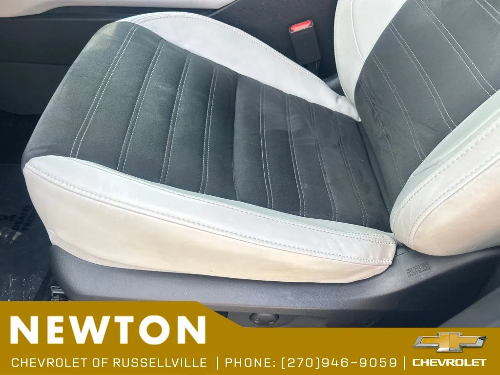 Used 2025  Mitsubishi SE image 6