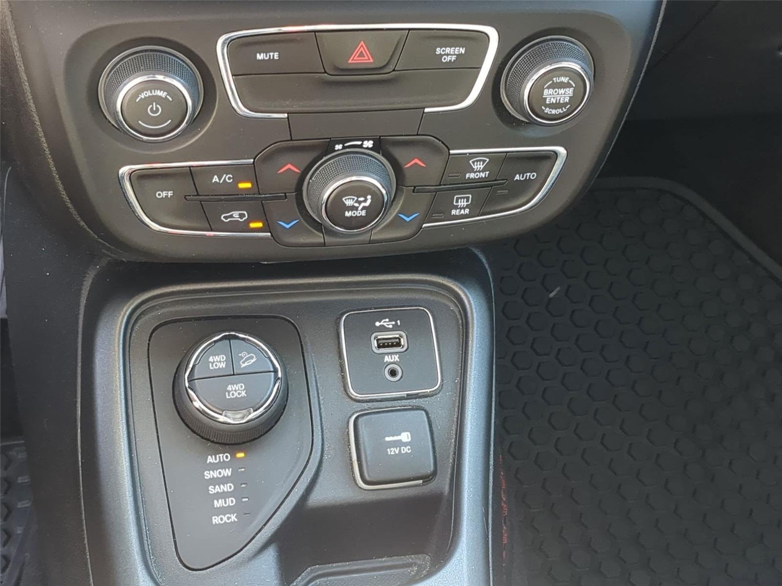 Used 2019 White Clearcoat Jeep Trailhawk image 26
