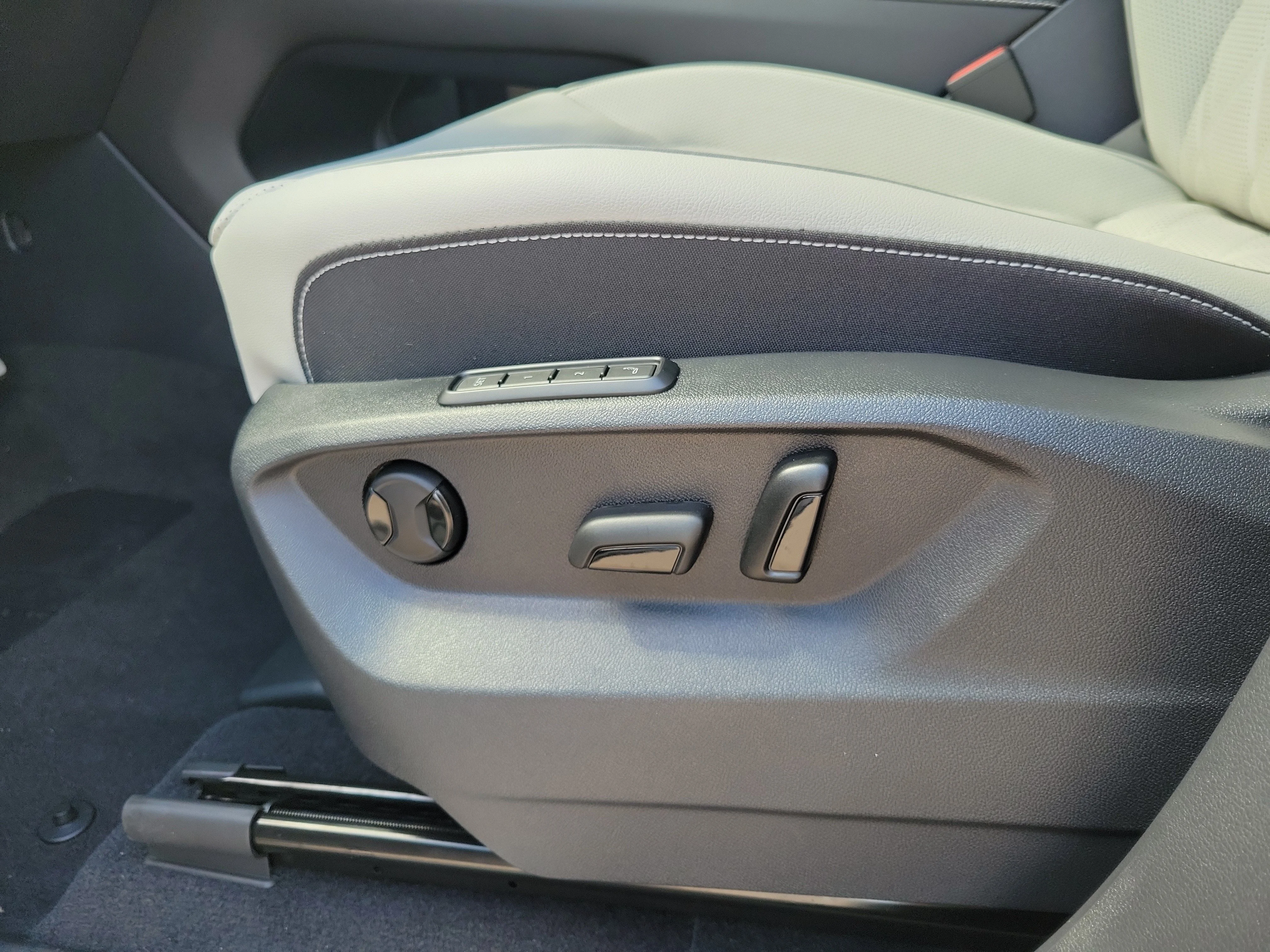 New 2026 White Volkswagen 2.0T SEL Premium R-Line image 17