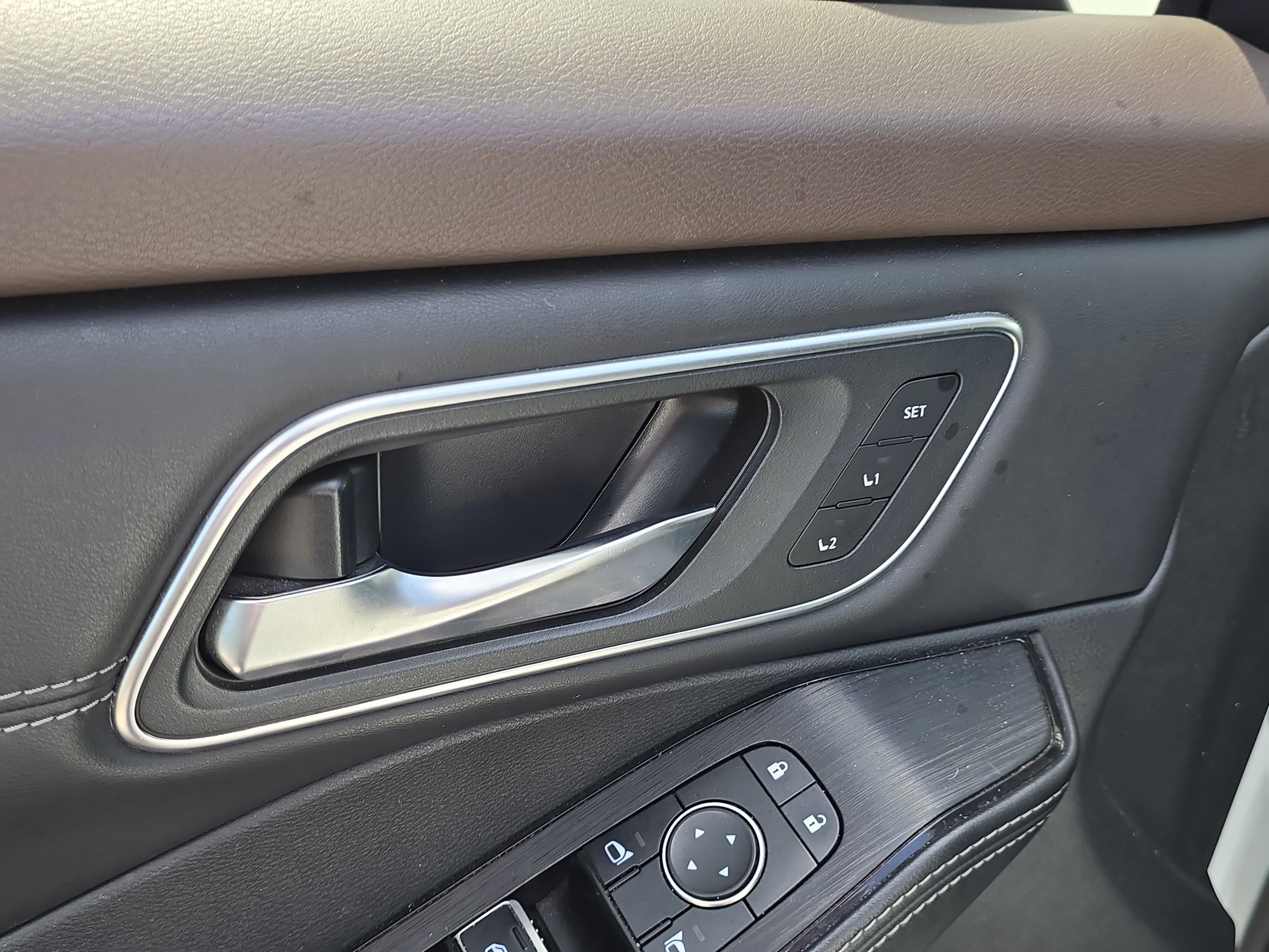 Certified Used 2023 Pearl White Tricoat Nissan Platinum image 19